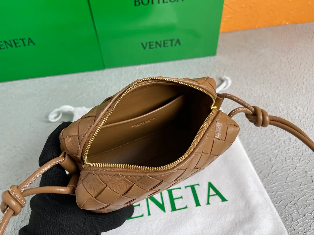 Batch 1160 BOTTEGA VENETA/Bottega 2021 new women's POUCH crossbody bag clutch, lntfecciato woven leather crossbody mini handbag, single internal open pocket, zipper closure, computer embroidered leather shoulder strap can be adjusted in length, model: 9896 Color: caramel Origin: Italy Size: 17*12*8